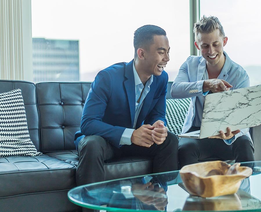Hombres conversando sobre las casas en venta