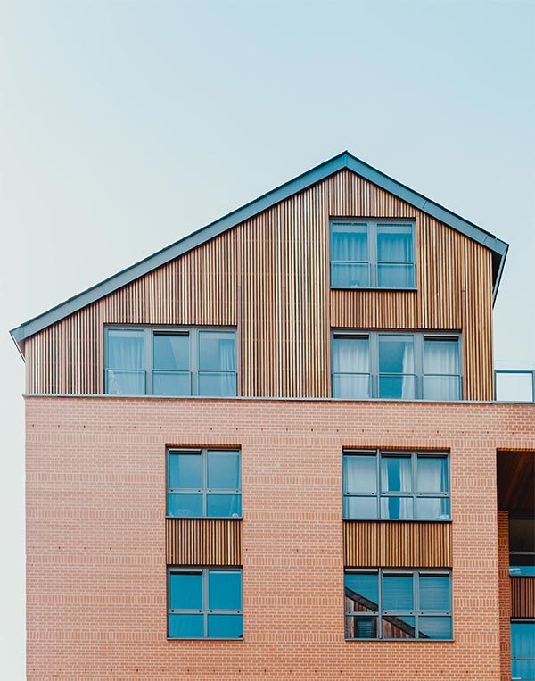 Casa estilo dos aguas y acabados de madera en Puebla