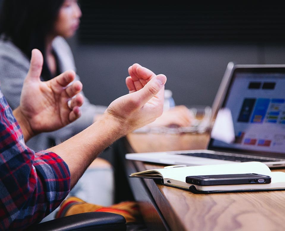 Persona dando una Asesoría sobre crédito hipotecario