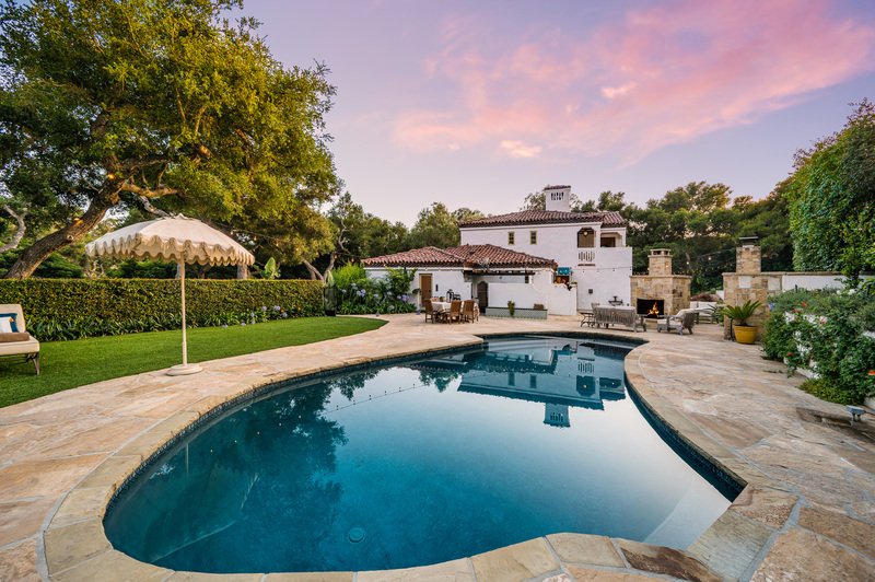 Alberca grande de una casa grande con jardín