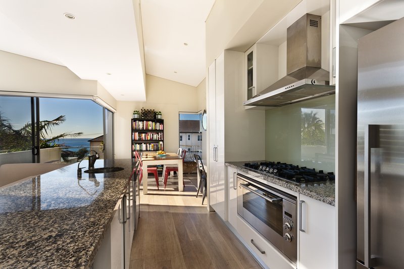 Cocina moderna e iluminada