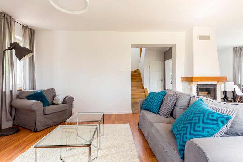 sala acogedora e iluminada con sillones comodos